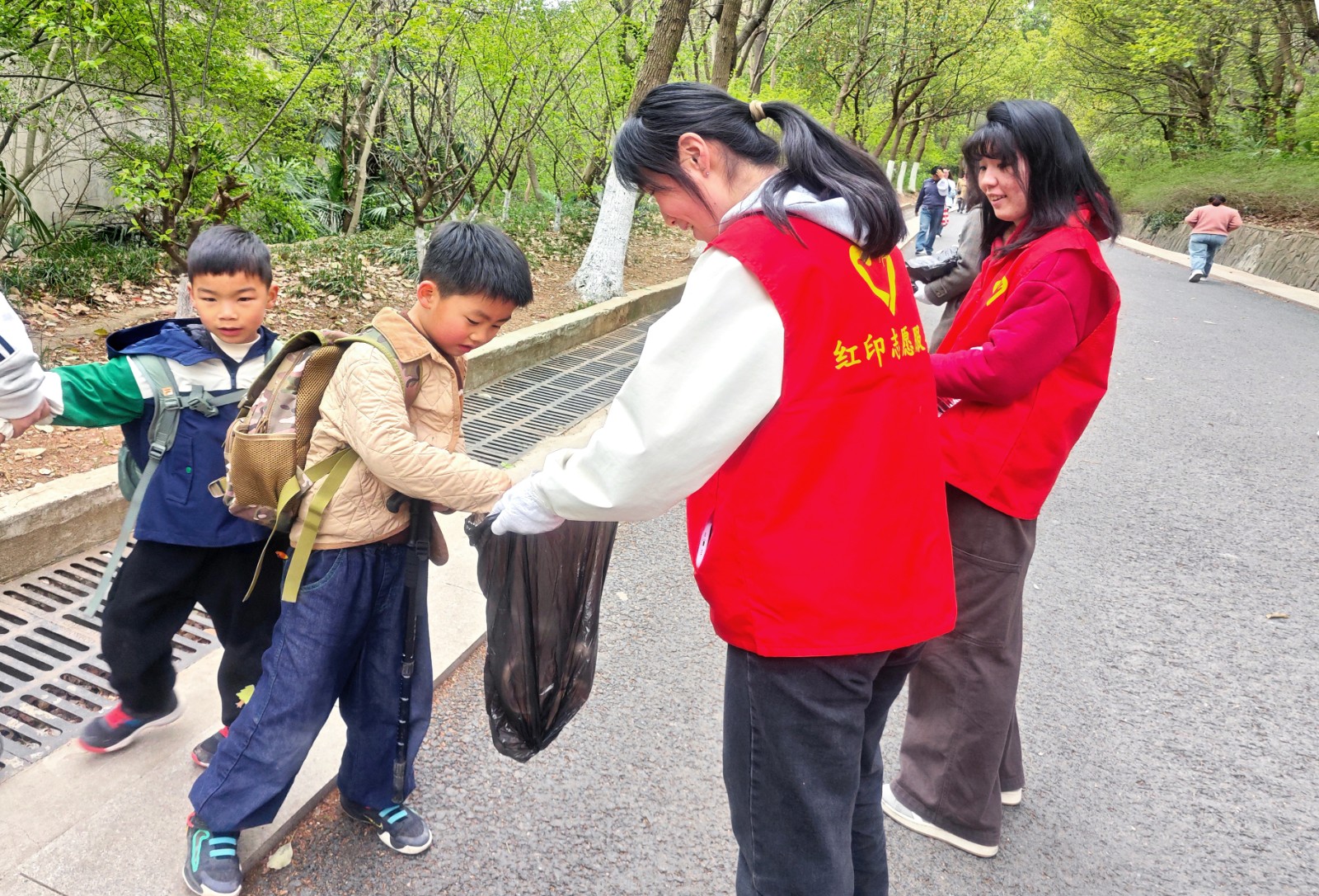 0401團(tuán)委志愿活動(dòng) (2).jpg